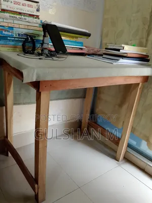 কাঠের পড়ার টেবিল