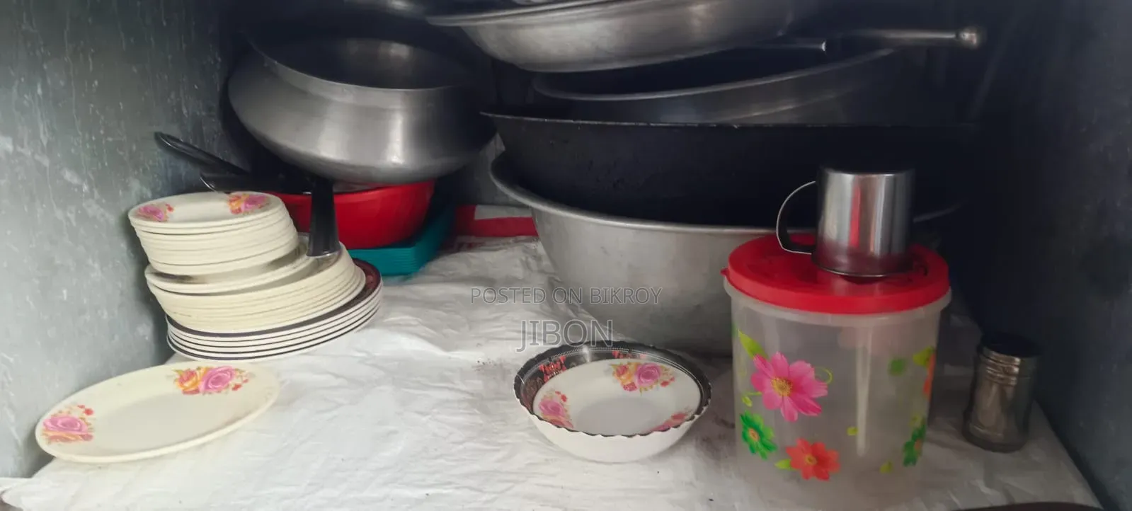 একটি বারবিকিউ কাবাব মেশিন সহ হোটেলের