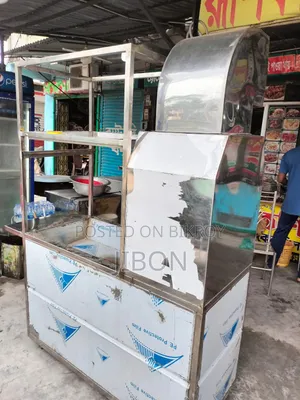 একটি বারবিকিউ কাবাব মেশিন সহ হোটেলের