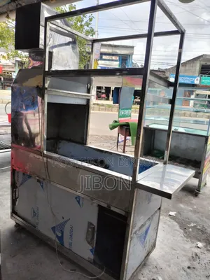 একটি বারবিকিউ কাবাব মেশিন সহ হোটেলের