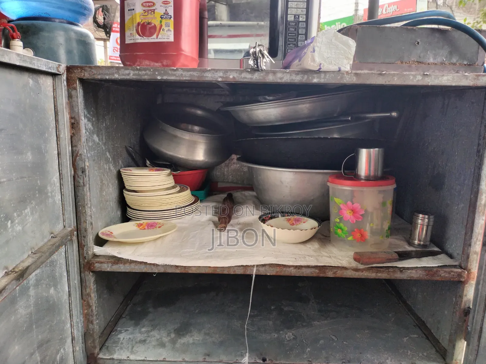 একটি বারবিকিউ কাবাব মেশিন সহ হোটেলের