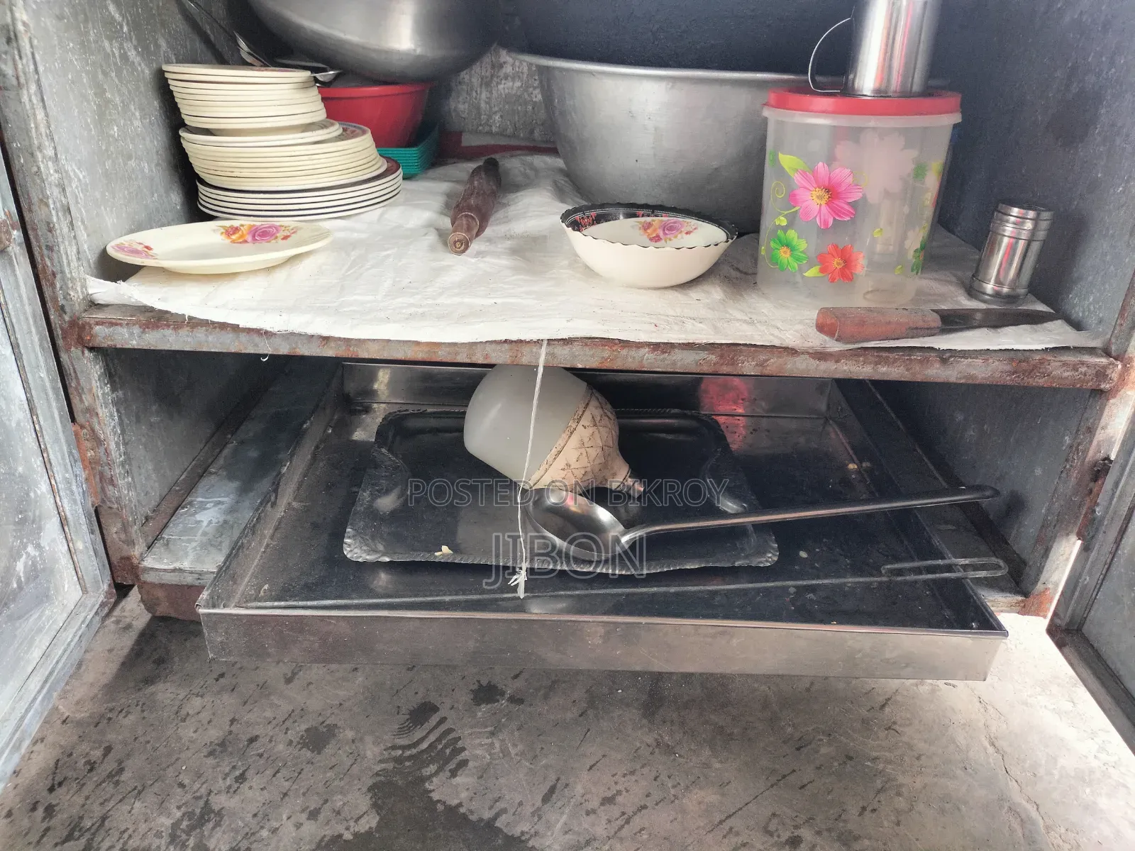 একটি বারবিকিউ কাবাব মেশিন সহ হোটেলের