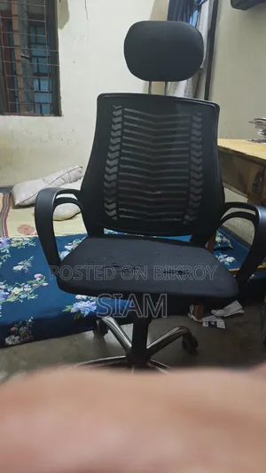 V-Mesh Revolving Chair