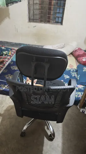 V-Mesh Revolving Chair