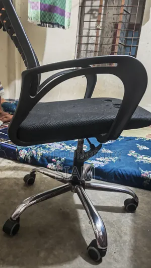 V-Mesh Revolving Chair