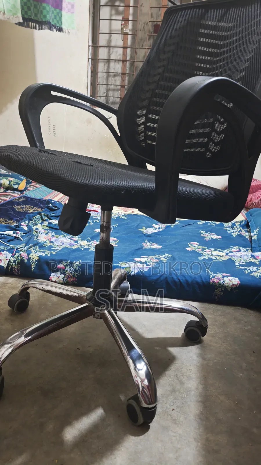 V-Mesh Revolving Chair