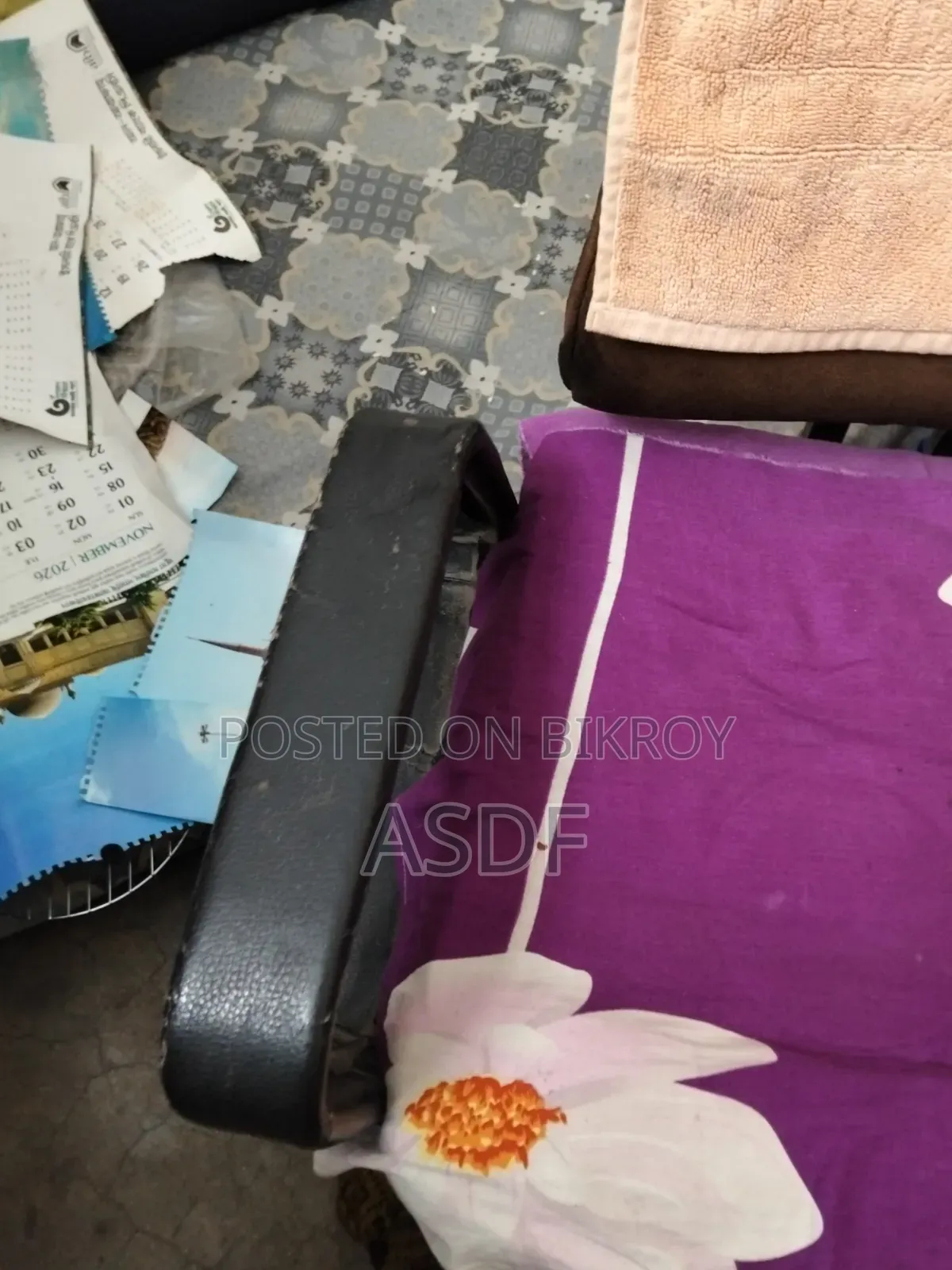 ১টি চেয়ার বিক্রি