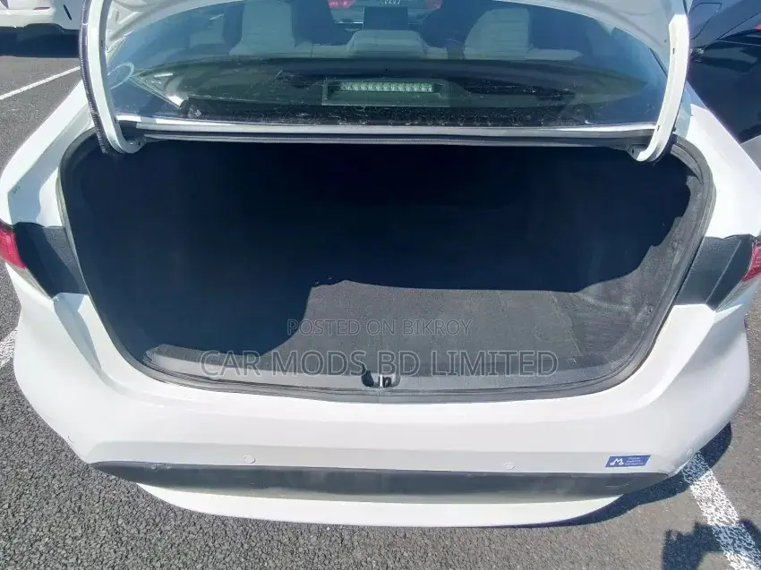 Toyota Corolla SE 2021 White