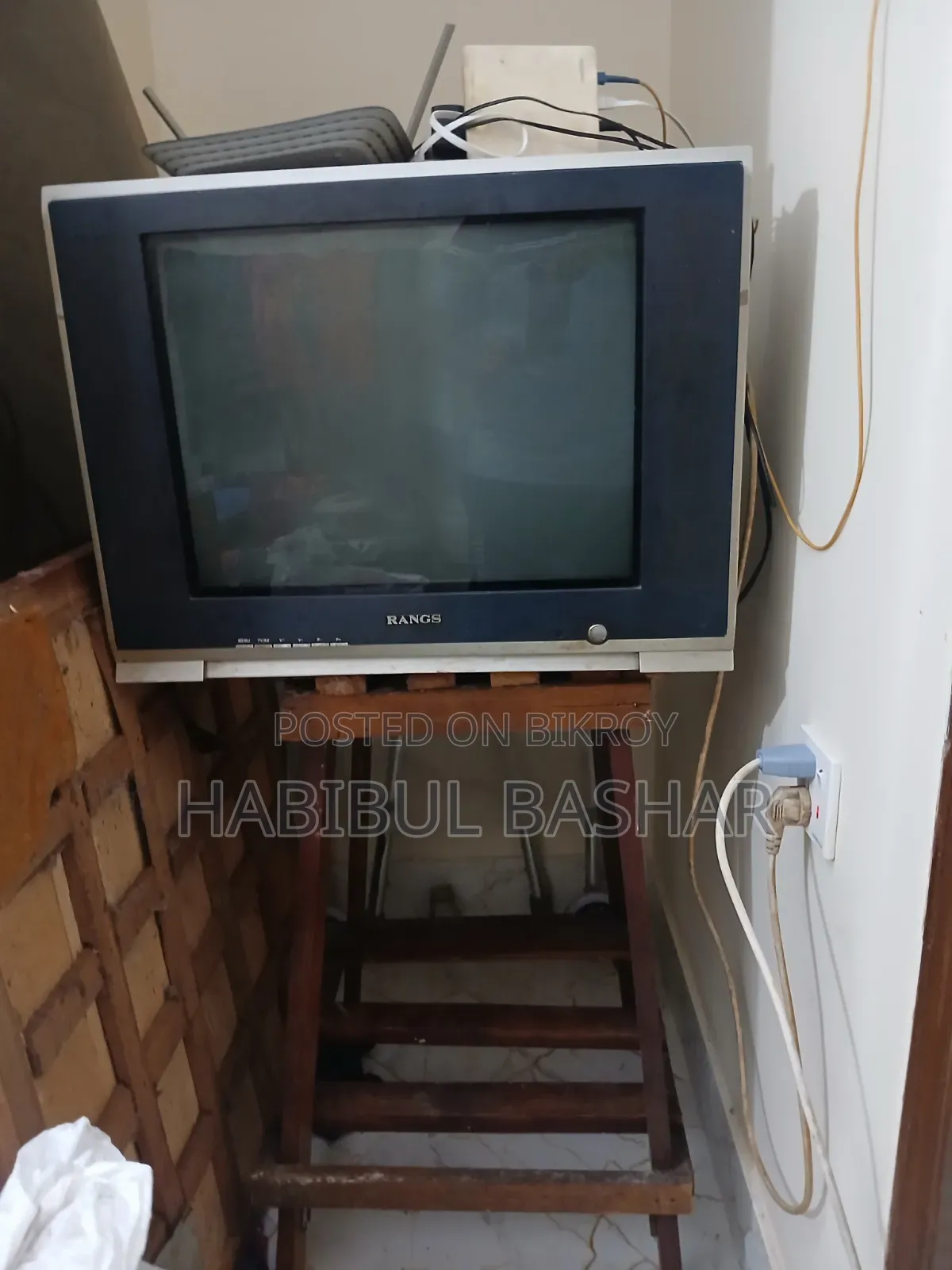 Used Box TV With Wooden Normal Rack