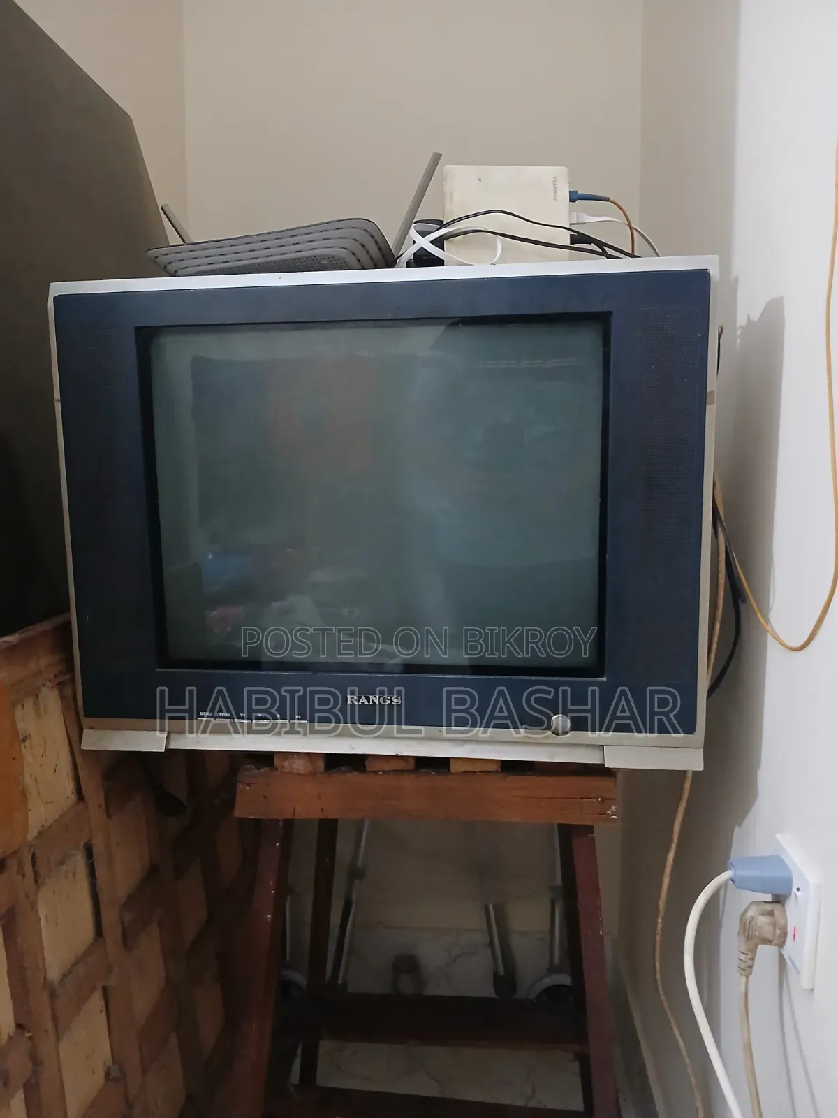 Used Box TV With Wooden Normal Rack