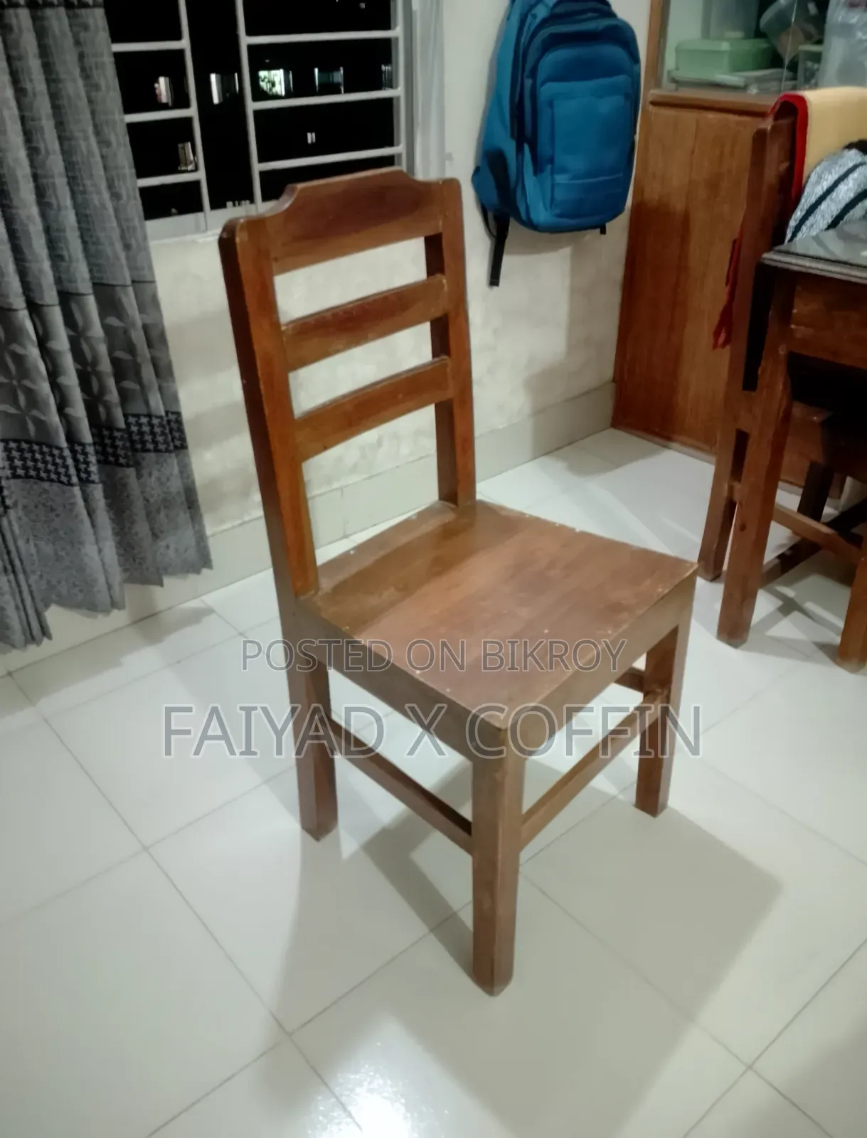 একটি কাঠের চেয়ার