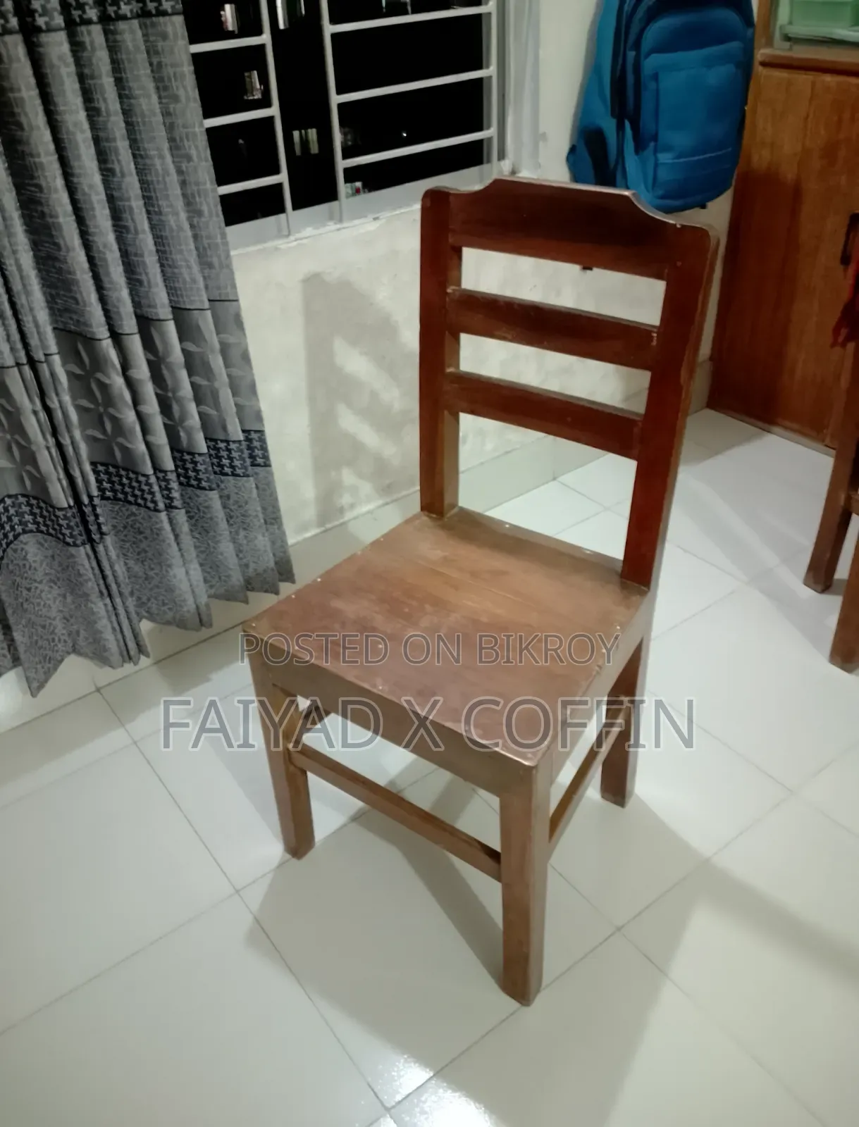 একটি কাঠের চেয়ার