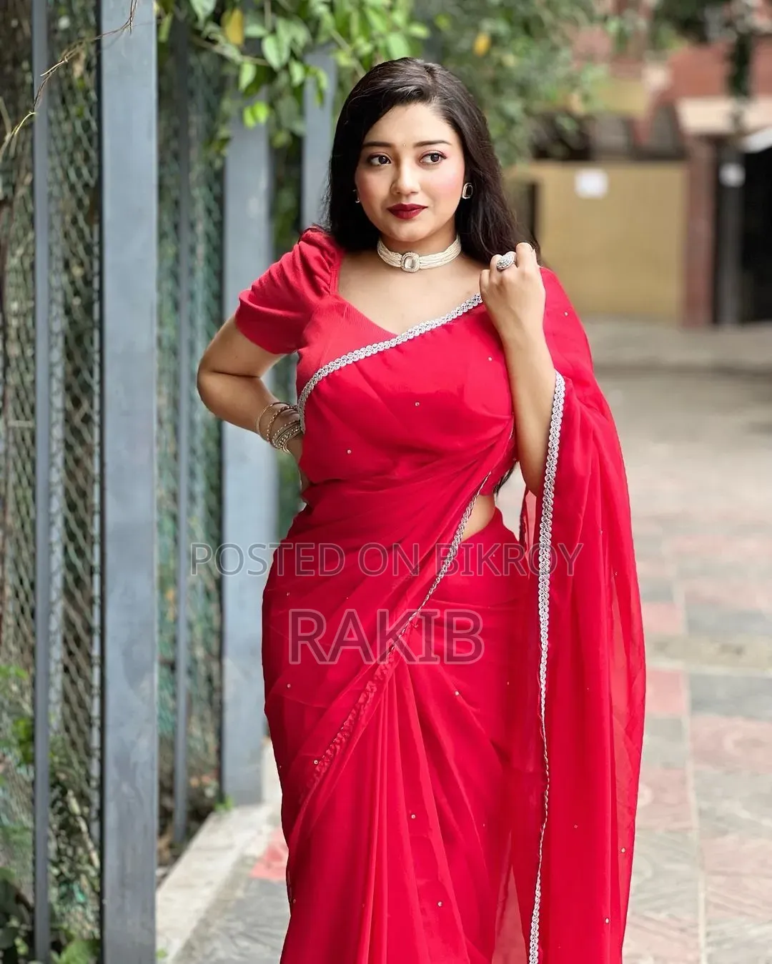 জরর্জেট স্টোন শাড়ি: সৌন্দর্যের ছোঁয়ায় রাজকীয় আভা