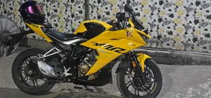 হিরো কারিজমা এক্সএমআর ২১০ ২০২৪ হলুদ