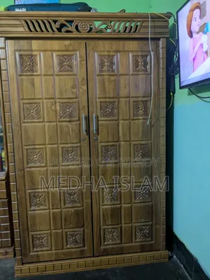 কাঠের আলমিরা