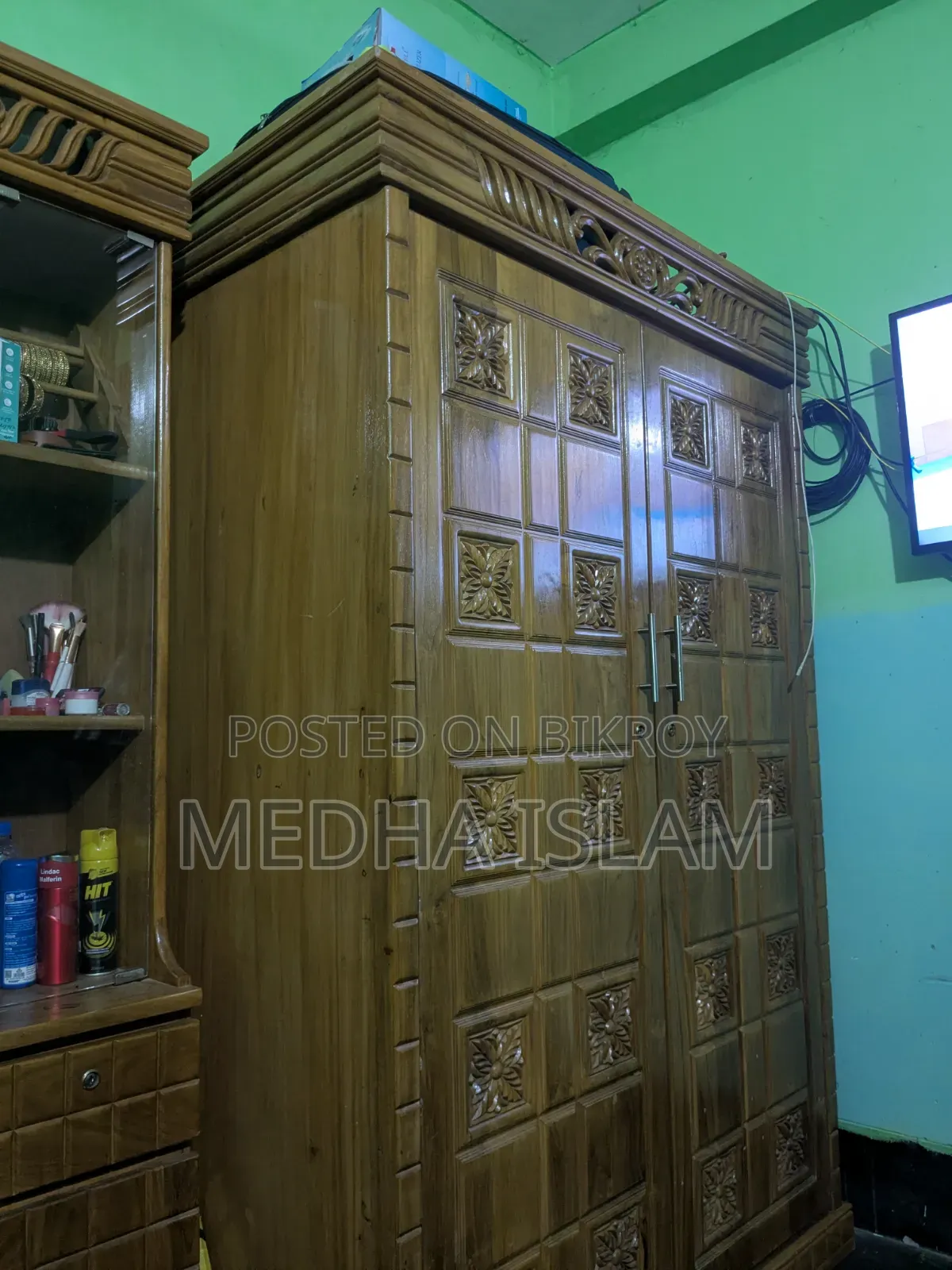 কাঠের আলমিরা
