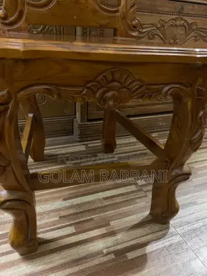 ভিক্টর ডাইনিং টেবিল