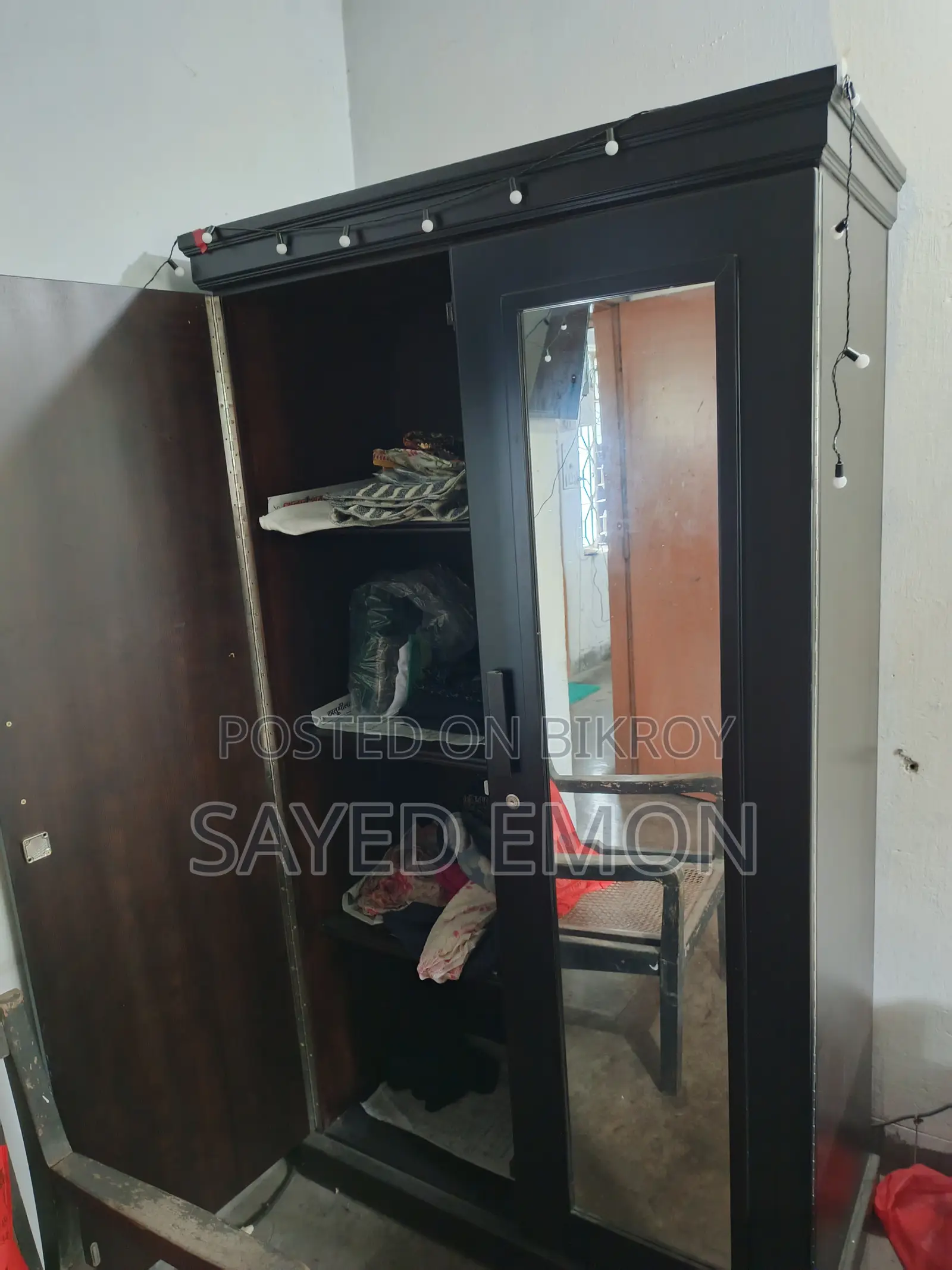 আলমিরা, মাত্র একবছর কেনা। একদমই নতুনের মতো আছে।