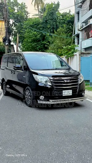 Toyota HiAce 2015 Black
