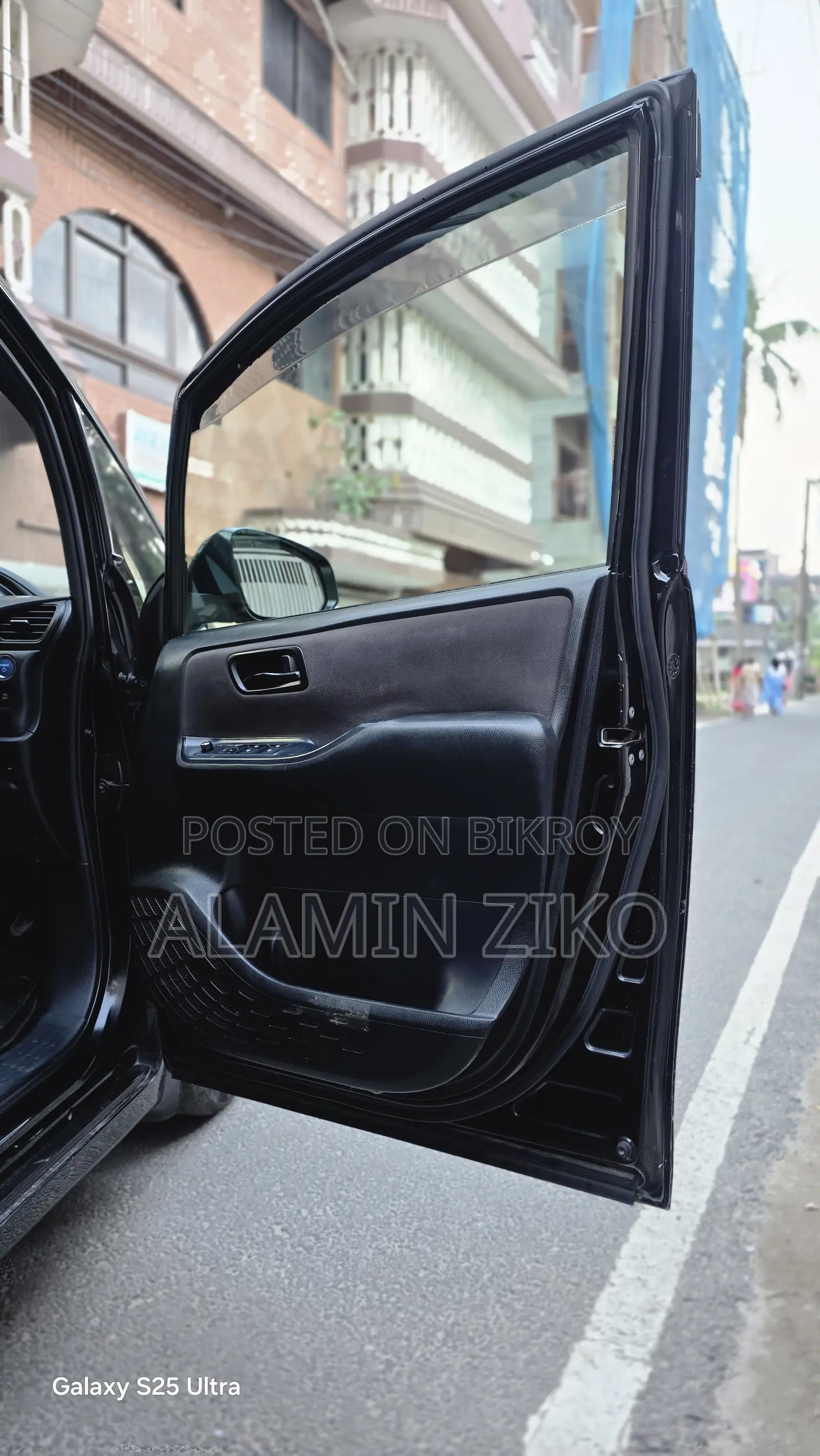 Toyota HiAce 2015 Black