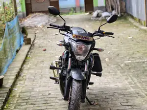 সুজুকি জিক্সার ২০২৫ কালো