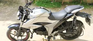 সুজুকি জিক্সার ২০২২ সিলভার