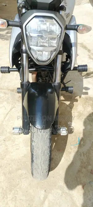 সুজুকি জিক্সার ২০২২ সিলভার