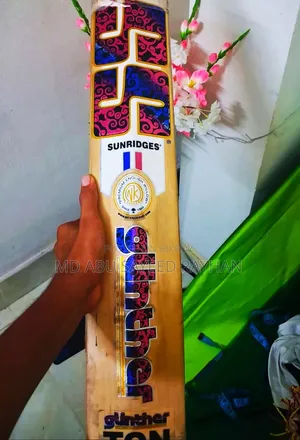 ইংলিশ উইলো ব্যাট। তিন বছর ব্যবহার করা। মালিকের নিজ হাতে ব্যবহার করা।
