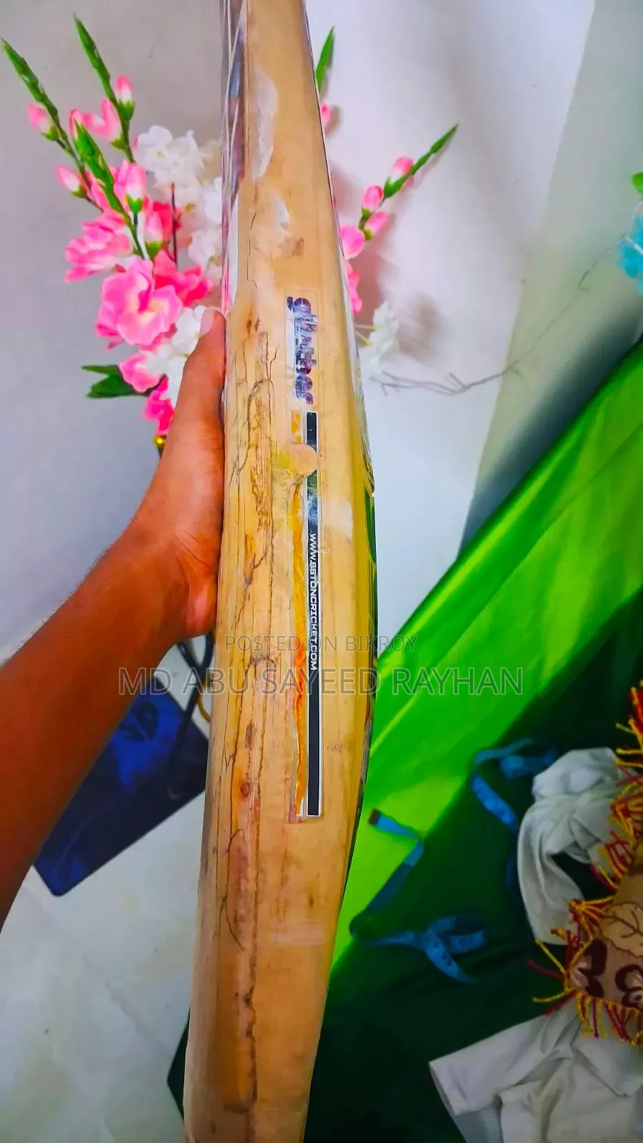 ইংলিশ উইলো ব্যাট। তিন বছর ব্যবহার করা। মালিকের নিজ হাতে ব্যবহার করা।