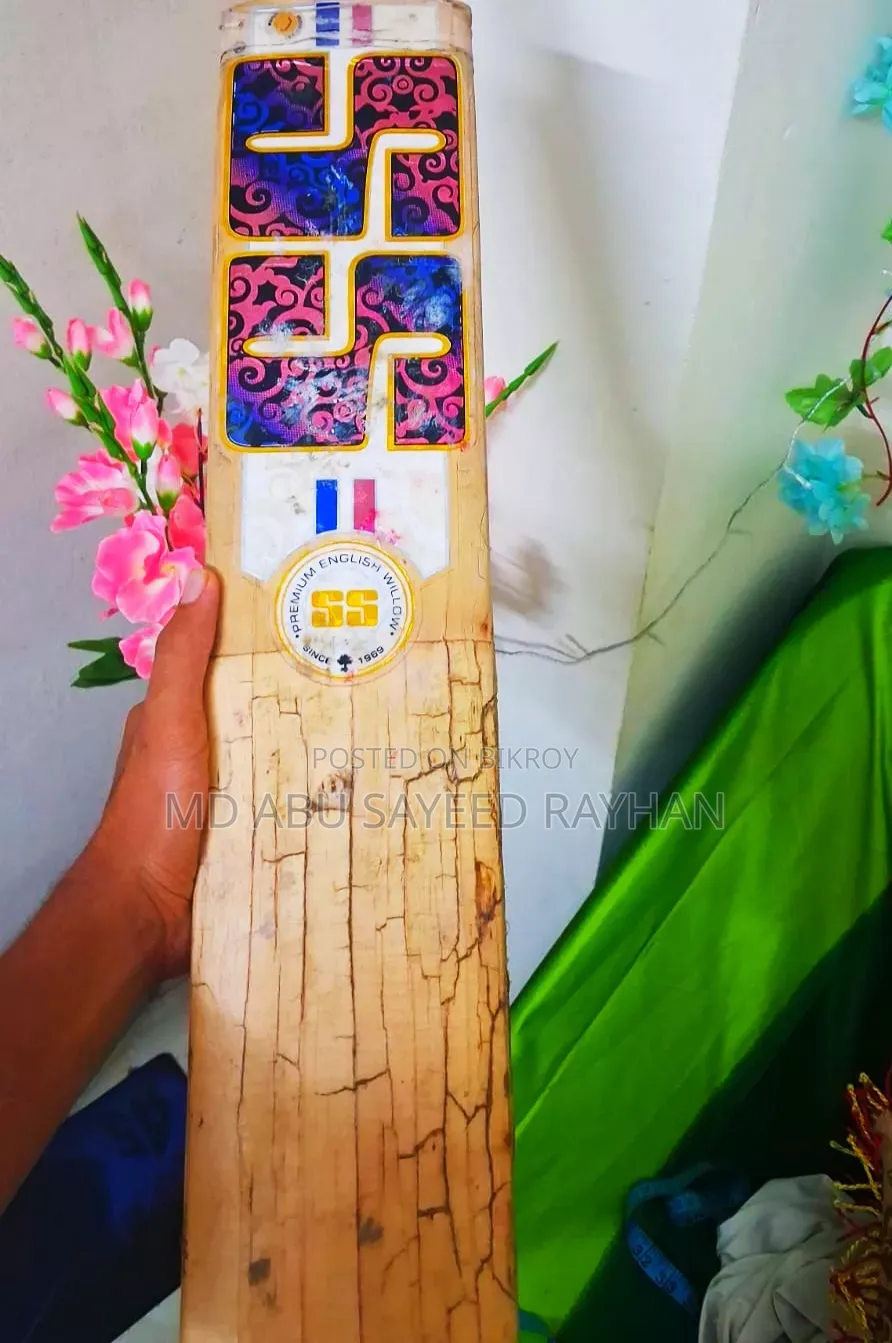ইংলিশ উইলো ব্যাট। তিন বছর ব্যবহার করা। মালিকের নিজ হাতে ব্যবহার করা।
