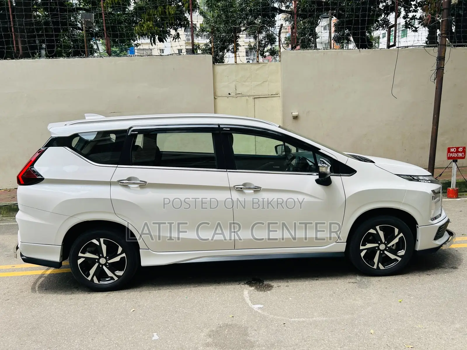 মিতসুবিশি এক্সপ্যান্ডার ২০২৫ সাদা