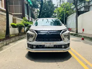 মিতসুবিশি এক্সপ্যান্ডার ২০২৫ সাদা