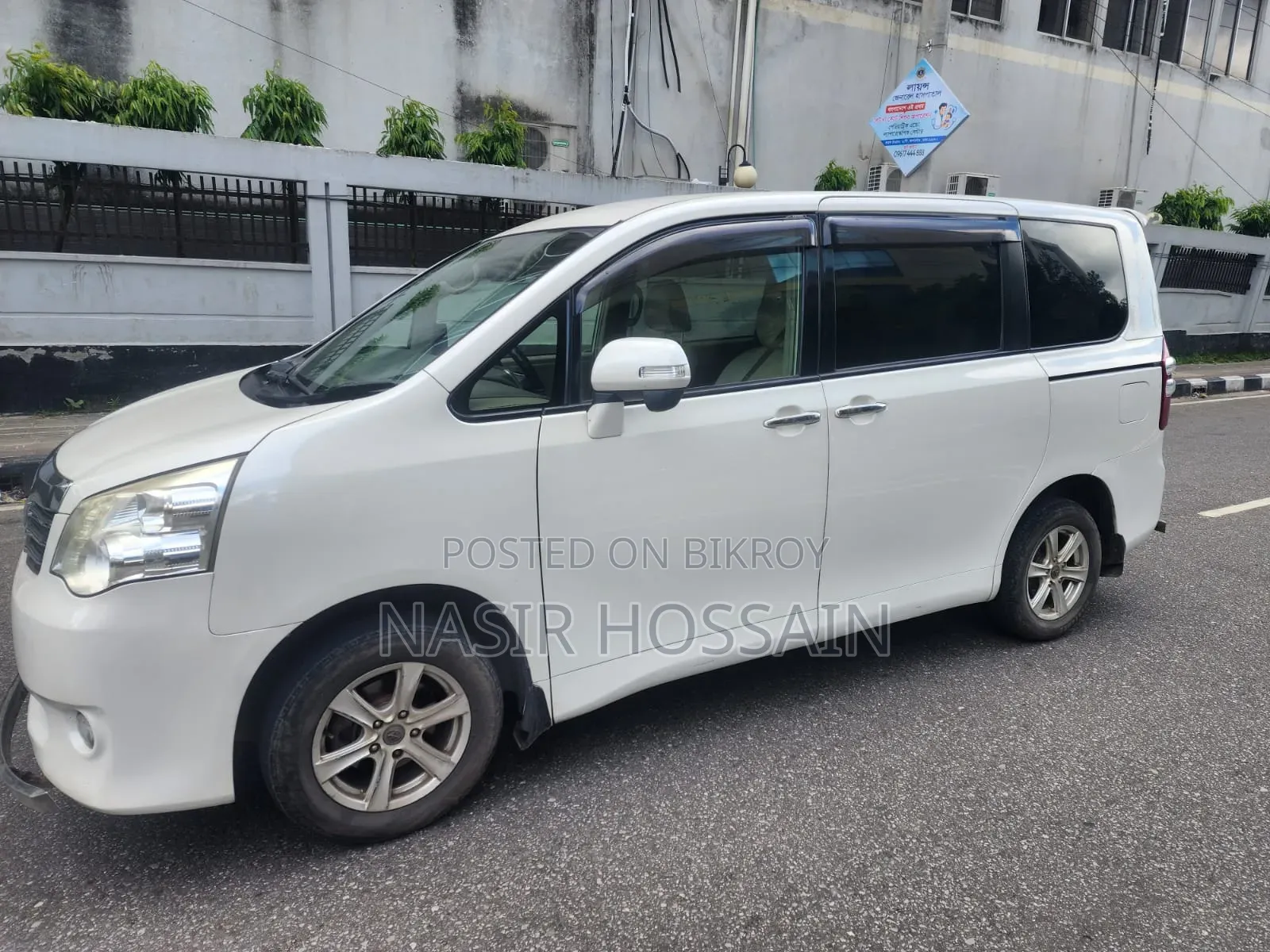 Toyota Noah 2.0 143hp AWD (8 Seater) 2012 White