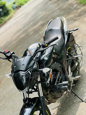 সুজুকি জিক্সার ২০২৪ কালো