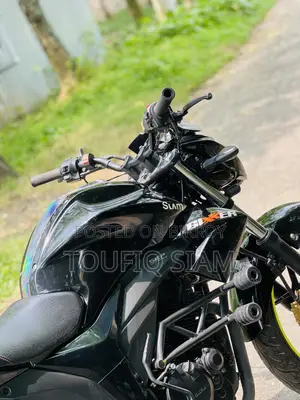 সুজুকি জিক্সার ২০২৪ কালো