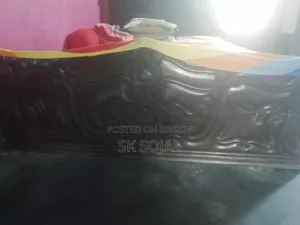 সুন্দর ডিজাইনের একটি বক্স খাট
