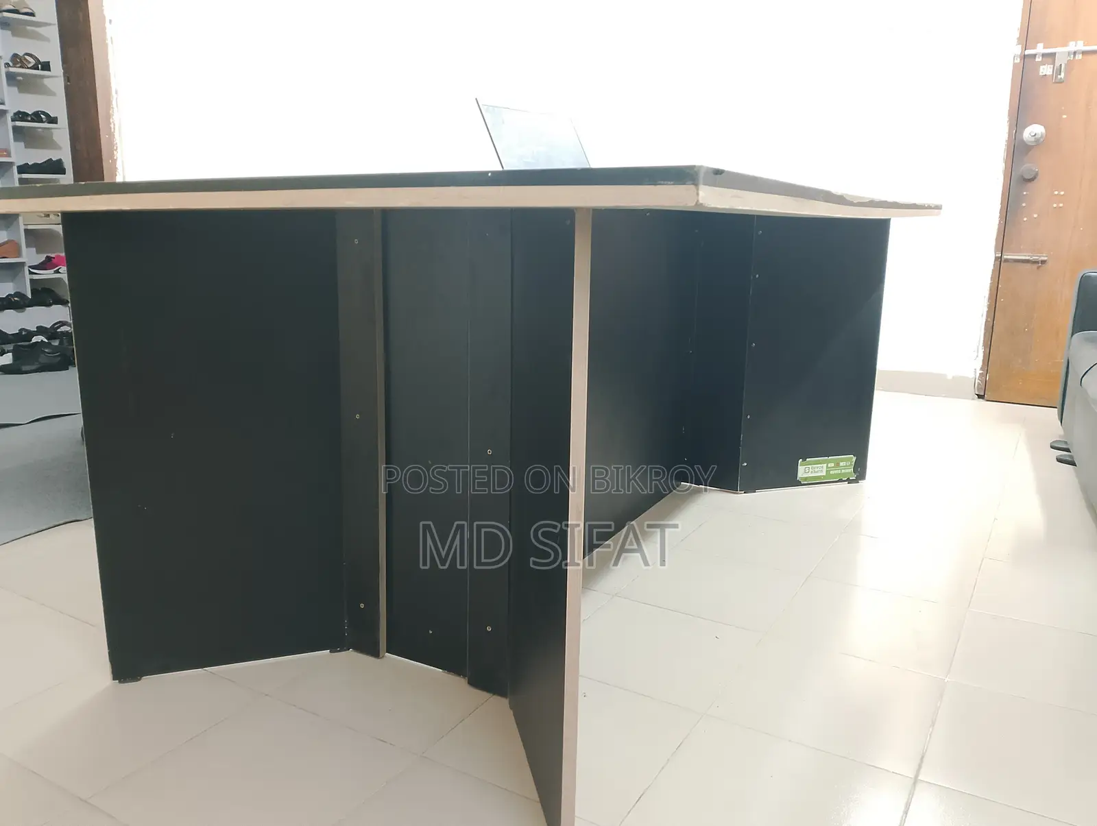 Executive Meeting Table for sale. The table is suitable for 10 people.