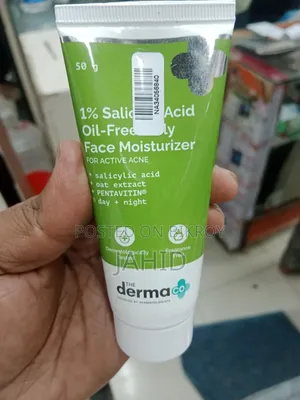 Derma Co 1% Salicylic Acid Oil-Free Daily Face Moisturizer.