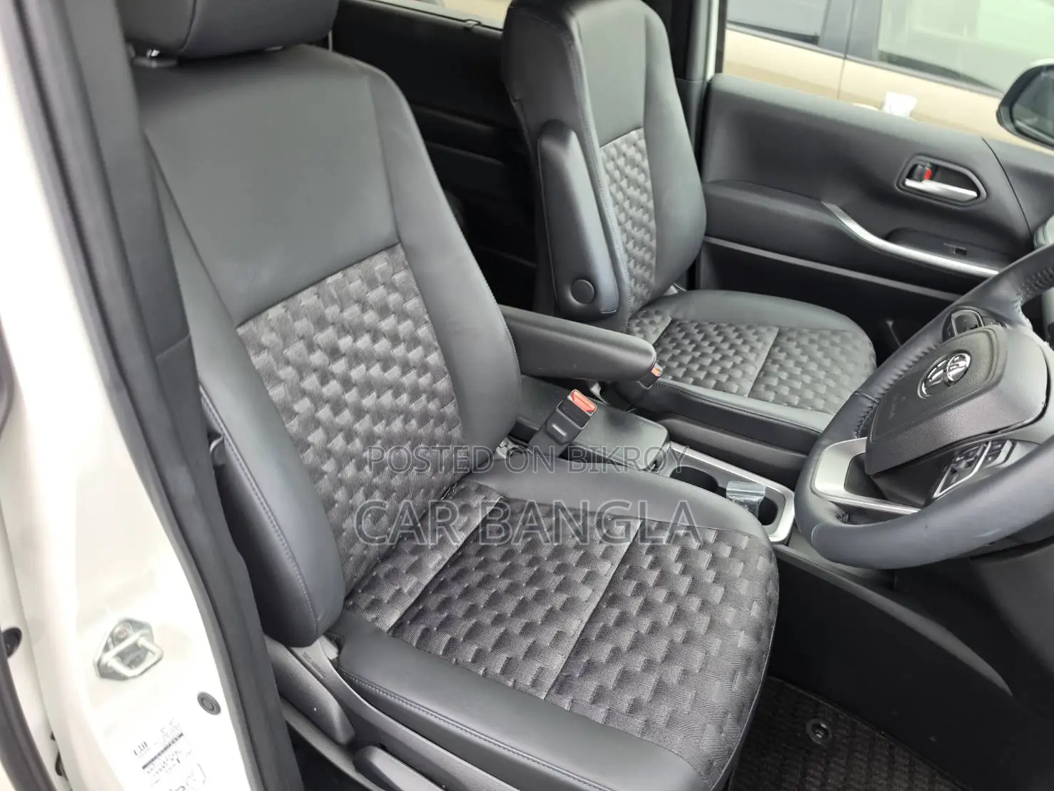 Toyota Voxy 2024 Pearl