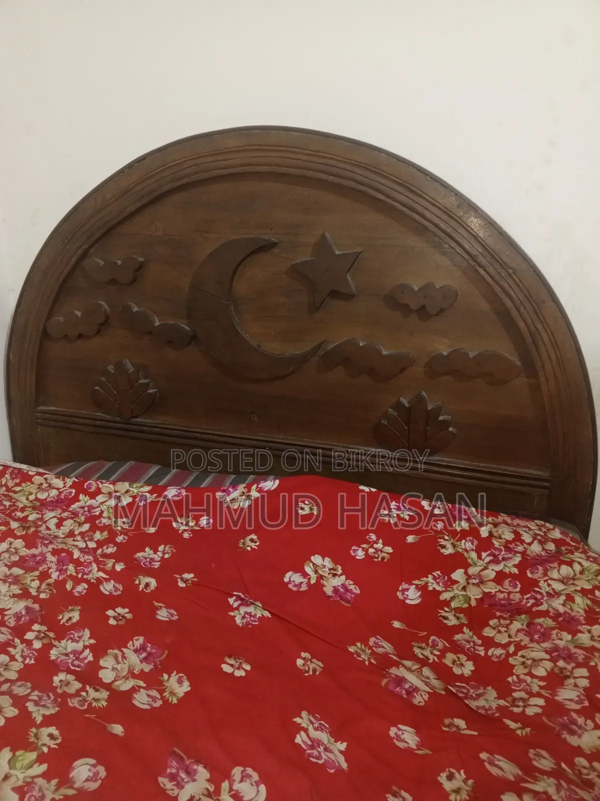 খাট বিক্রি হবে। পাশে ৪ ফিট