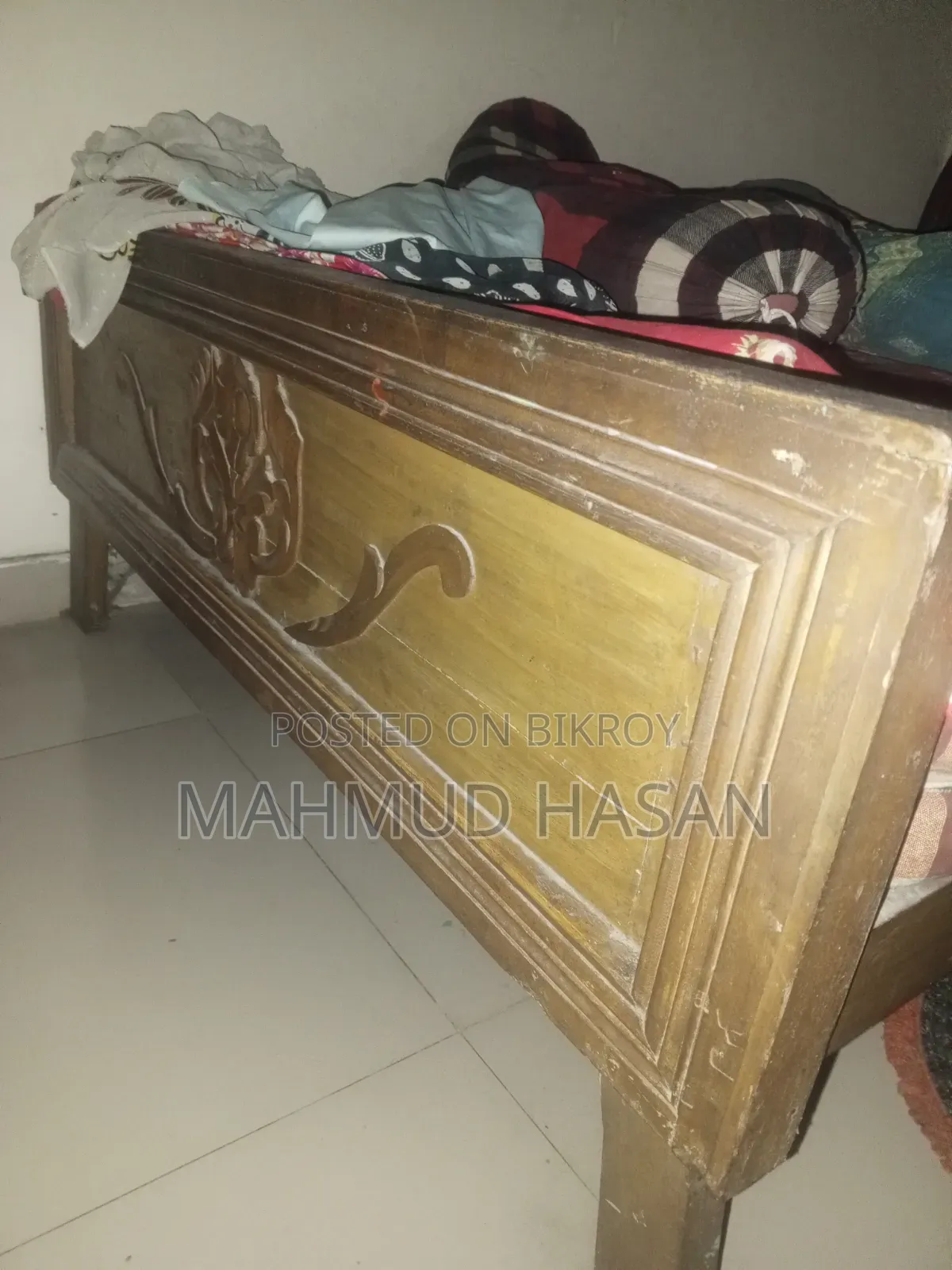 খাট বিক্রি হবে। পাশে ৪ ফিট