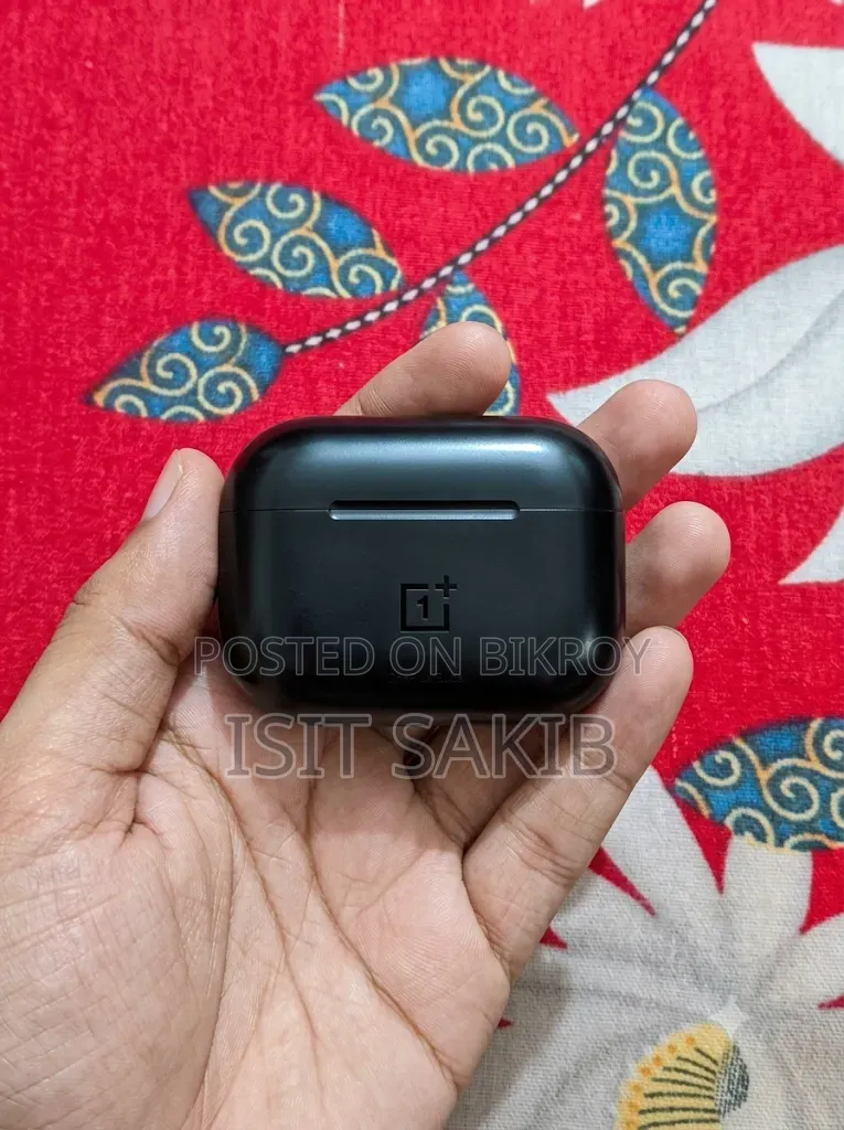 খুব ভালো কন্ডিশনে OnePlus Earbuds সেল হবে।