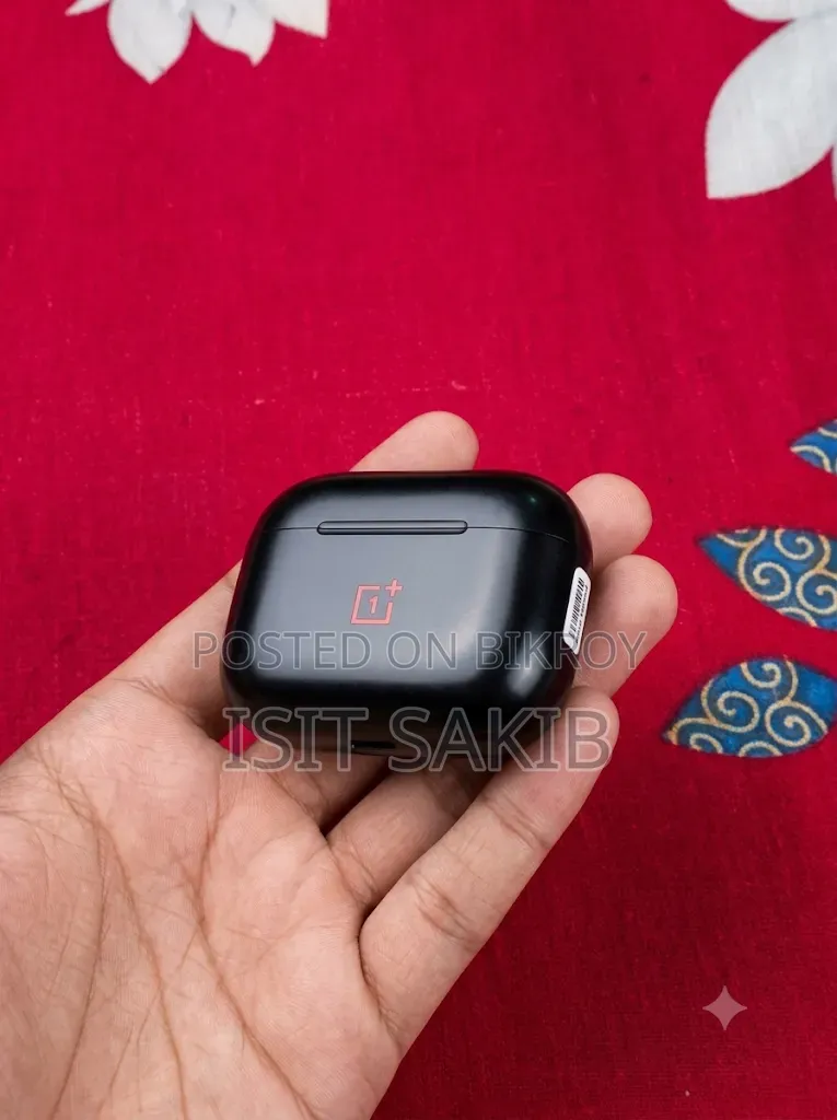 খুব ভালো কন্ডিশনে OnePlus Earbuds সেল হবে।