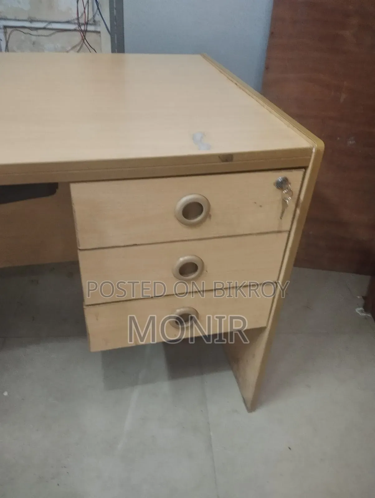 অফিস টেবিল