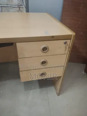 অফিস টেবিল