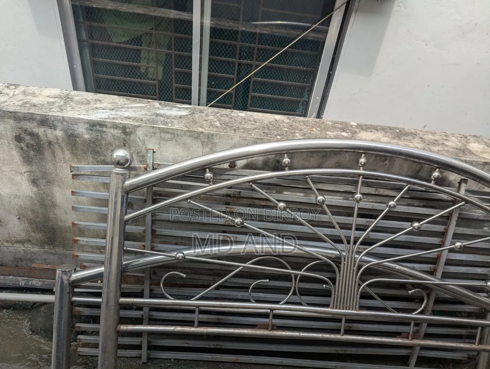 সুন্দর স্টিলের খাট যারা নিতে আগ্রহী অবশ্যই আমাকে কল করুন।