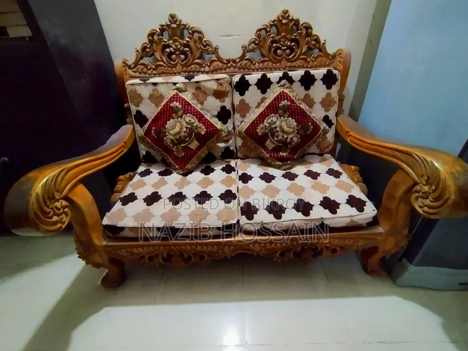 Victorian Carved Wooden Sofa Set – 5 Seater (2+2+1) + Tea Table