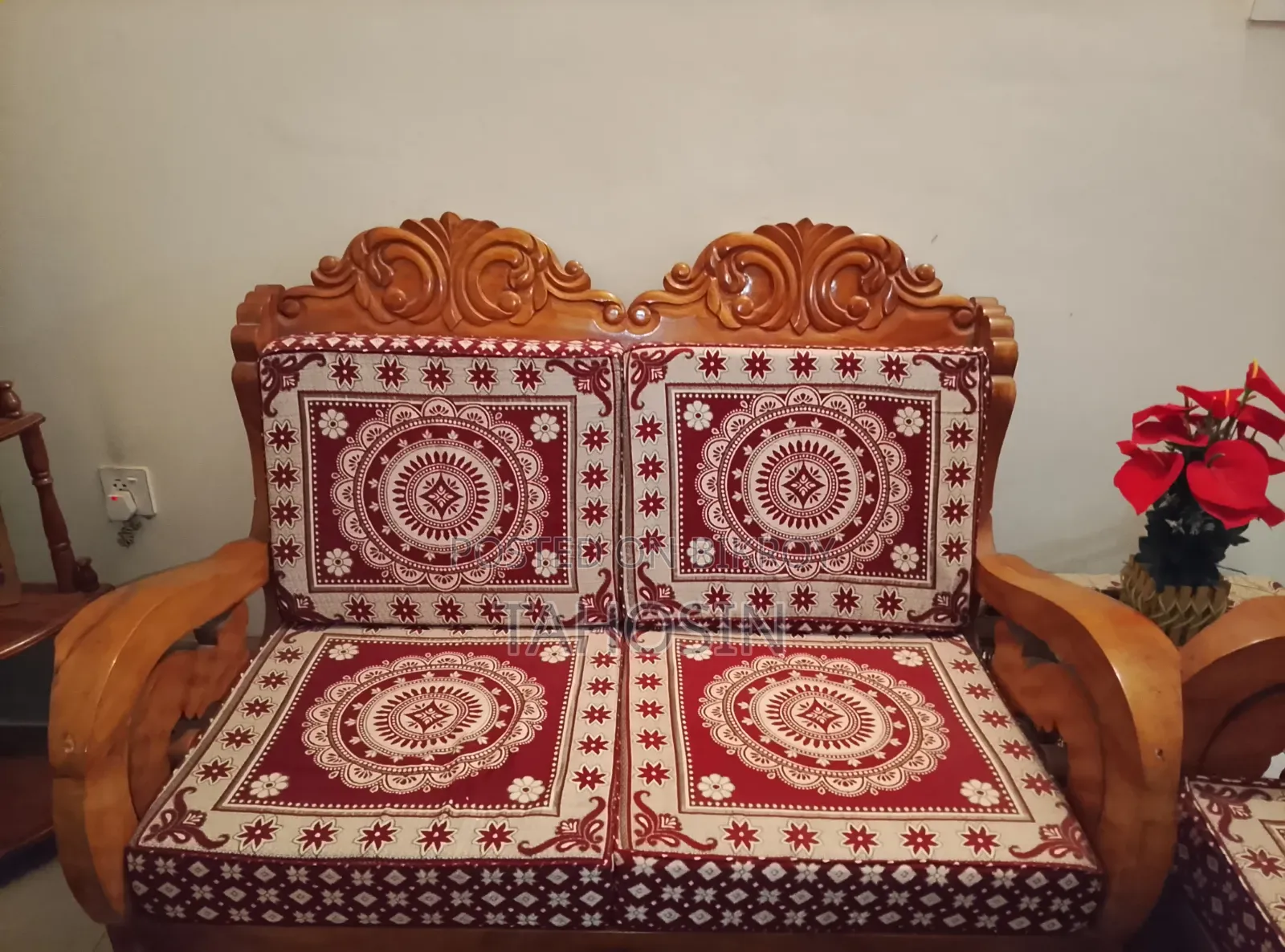 ভালো মানের কাঠের সোফা বিক্রি করা হবে।