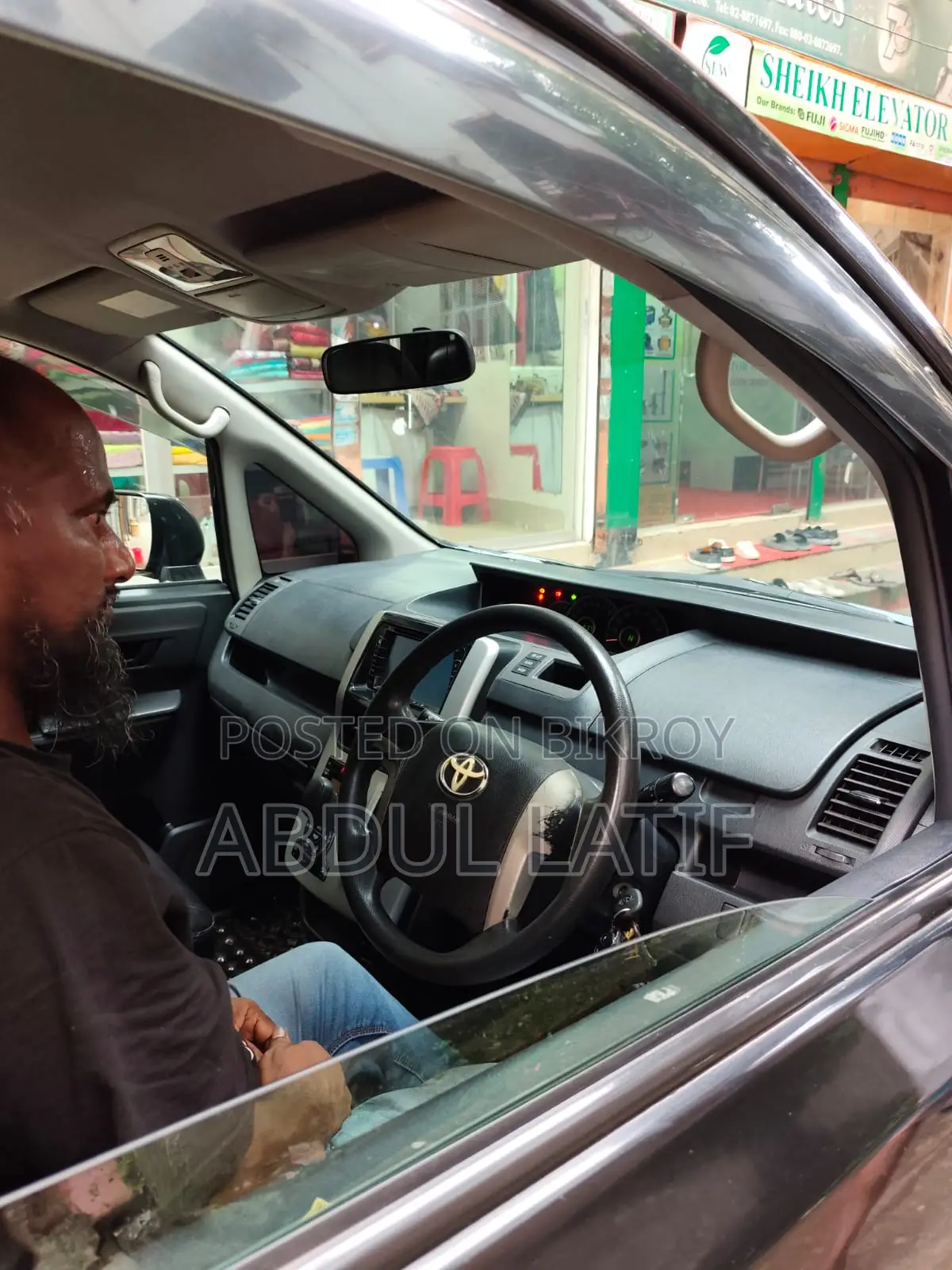 Toyota Noah 2.0 143hp All-Wheel Drive (8-Seater) 2011 Black