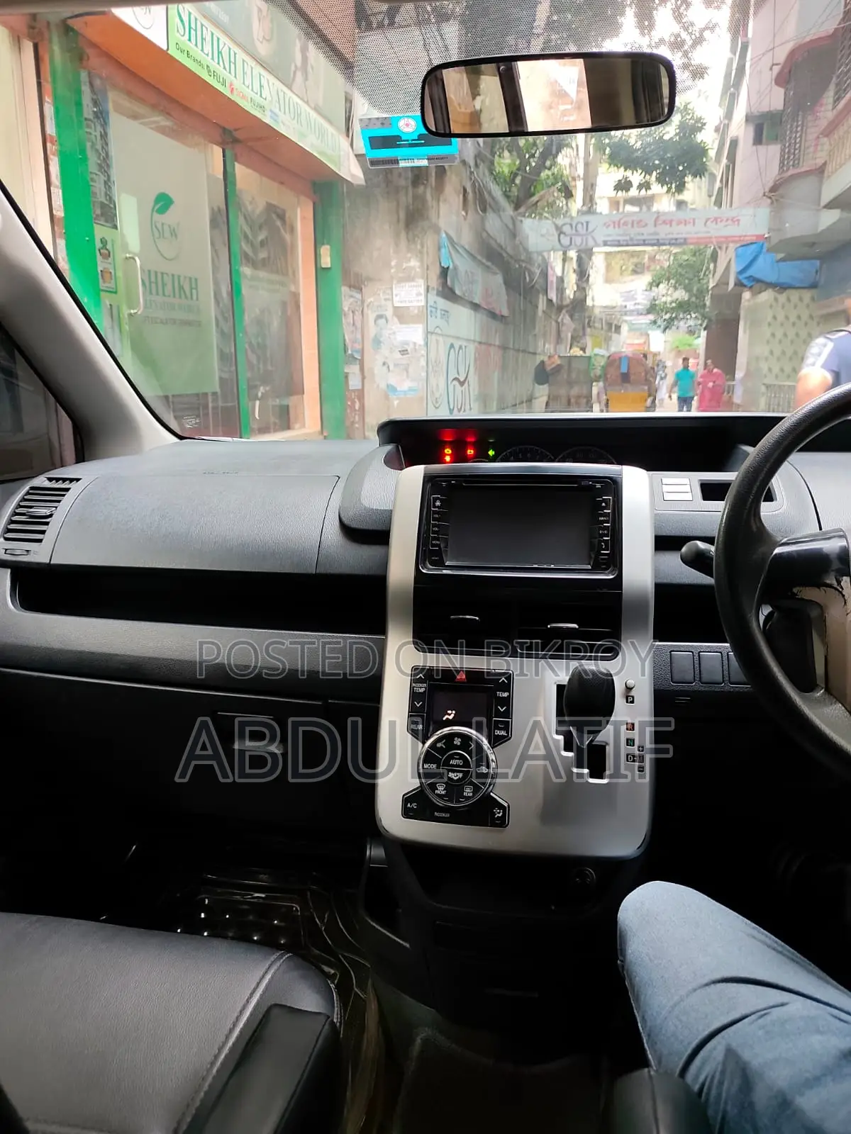 Toyota Noah 2.0 143hp All-Wheel Drive (8-Seater) 2011 Black